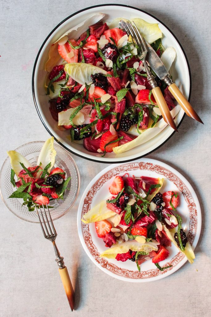 Salade van rabarber met zomerfruit